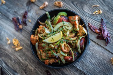 Sıcak tabakta Hint kebabı tabağı