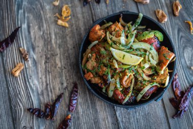 Sıcak tabakta Hint kebabı tabağı