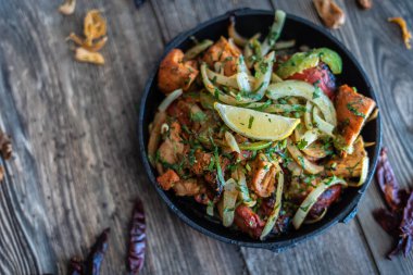 Sıcak tabakta Hint kebabı tabağı