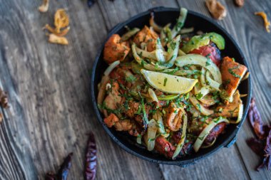 Sıcak tabakta Hint kebabı tabağı