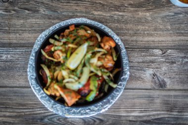 Sıcak tabakta Hint kebabı tabağı