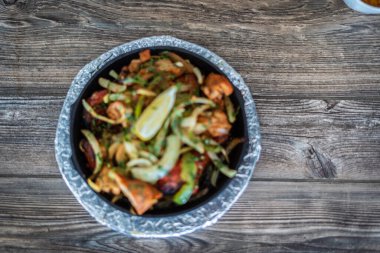 Sıcak tabakta Hint kebabı tabağı