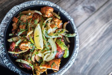 Sıcak tabakta Hint kebabı tabağı