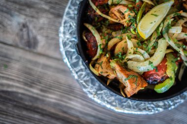 Sıcak tabakta Hint kebabı tabağı