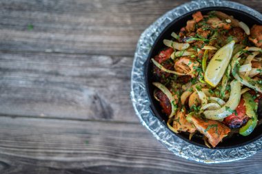 Sıcak tabakta Hint kebabı tabağı