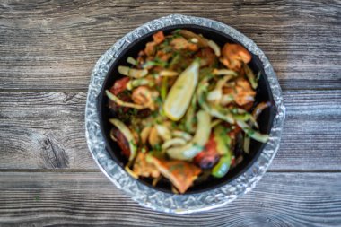 Sıcak tabakta Hint kebabı tabağı