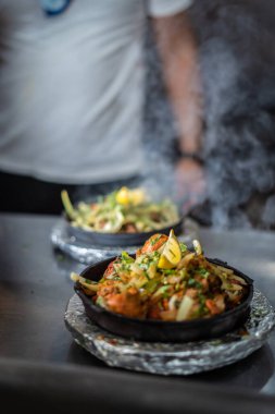 Sıcak tabakta Hint kebabı tabağı