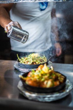 Sıcak tabakta Hint kebabı tabağı