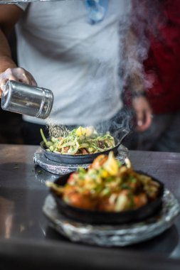 Sıcak tabakta Hint kebabı tabağı