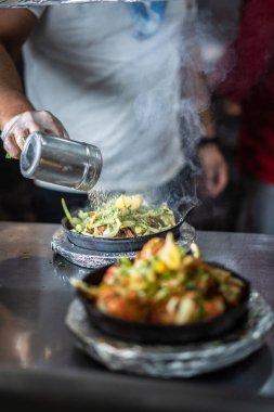 Sıcak tabakta Hint kebabı tabağı