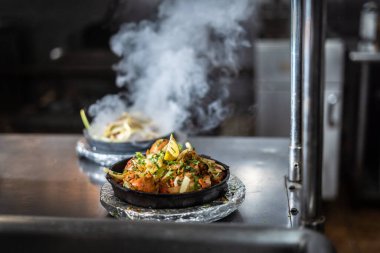 Sıcak tabakta Hint kebabı tabağı