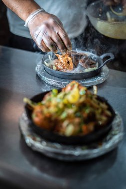 Sıcak tabakta Hint kebabı tabağı