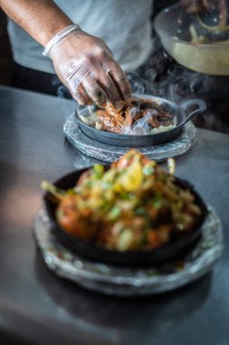 Sıcak tabakta Hint kebabı tabağı