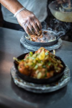 Sıcak tabakta Hint kebabı tabağı