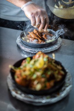 Sıcak tabakta Hint kebabı tabağı