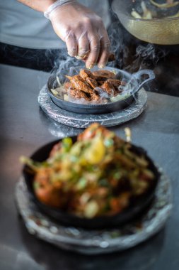 Sıcak tabakta Hint kebabı tabağı