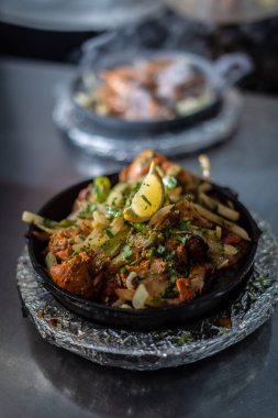 Sıcak tabakta Hint kebabı tabağı