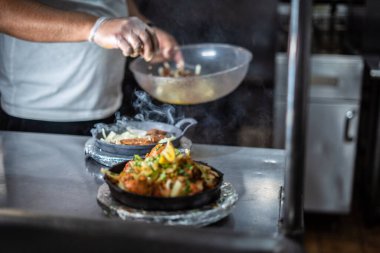 Sıcak tabakta Hint kebabı tabağı