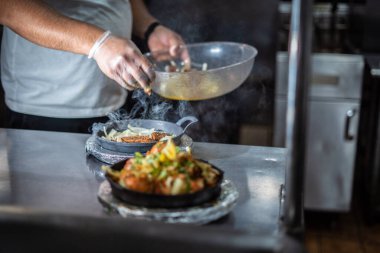 Sıcak tabakta Hint kebabı tabağı