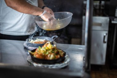 Sıcak tabakta Hint kebabı tabağı