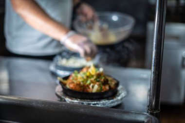 Sıcak tabakta Hint kebabı tabağı