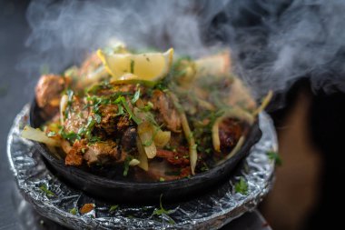 Sıcak tabakta Hint kebabı tabağı