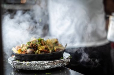 Sıcak tabakta Hint kebabı tabağı