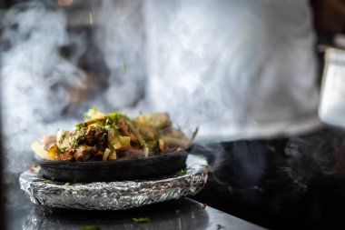 Sıcak tabakta Hint kebabı tabağı