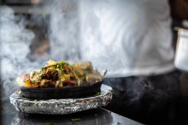 Sıcak tabakta Hint kebabı tabağı