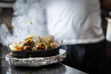 Sıcak tabakta Hint kebabı tabağı