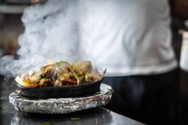 Sıcak tabakta Hint kebabı tabağı