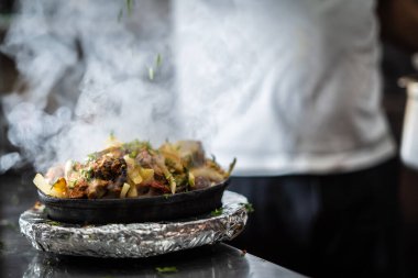 Sıcak tabakta Hint kebabı tabağı