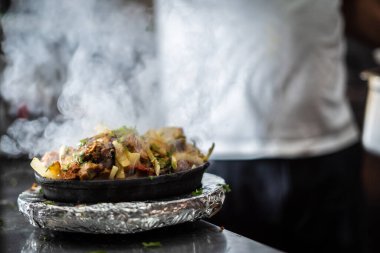 Sıcak tabakta Hint kebabı tabağı