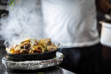 Sıcak tabakta Hint kebabı tabağı