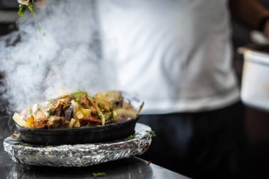 Sıcak tabakta Hint kebabı tabağı