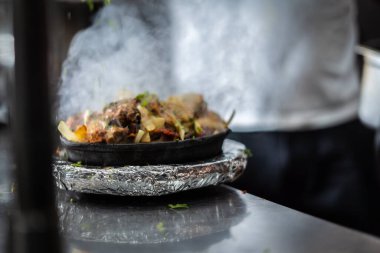 Sıcak tabakta Hint kebabı tabağı