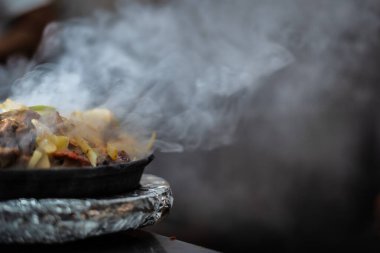 Sıcak tabakta Hint kebabı tabağı