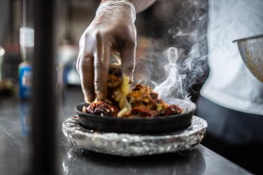 Sıcak tabakta Hint kebabı tabağı