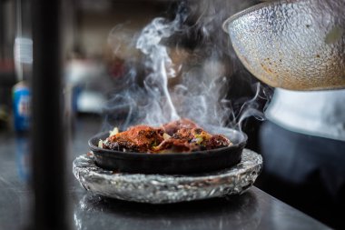 Sıcak tabakta Hint kebabı tabağı