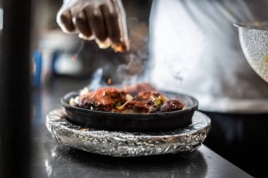 Sıcak tabakta Hint kebabı tabağı