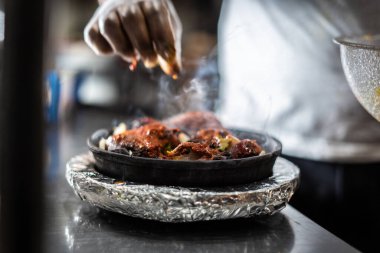 Sıcak tabakta Hint kebabı tabağı