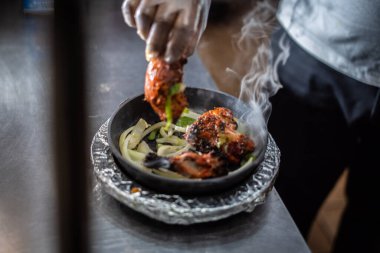 Sıcak tabakta Hint kebabı tabağı