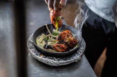Sıcak tabakta Hint kebabı tabağı