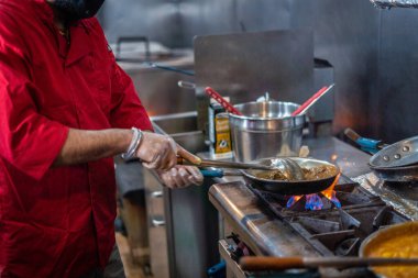 Şef Hint mutfağı yemeği hazırlıyor ve servis ediyor.