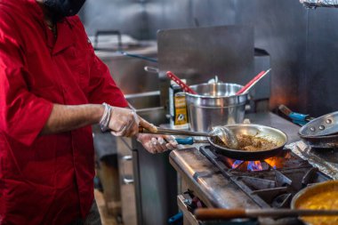 Şef Hint mutfağı yemeği hazırlıyor ve servis ediyor.