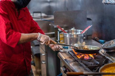 Şef Hint mutfağı yemeği hazırlıyor ve servis ediyor.