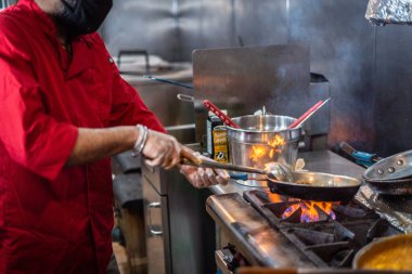 Şef Hint mutfağı yemeği hazırlıyor ve servis ediyor.