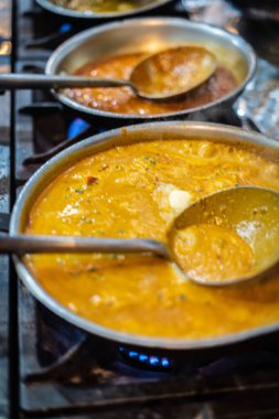 Hint usulü köri yemeği pişirmek.