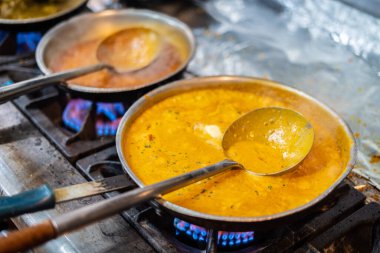 Hint usulü köri yemeği pişirmek.