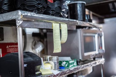 Mutfakta parlak bir servis zili. 